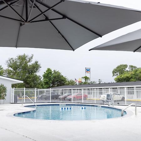 Golden Isles Inn & Suites Брунсуик Екстериор снимка