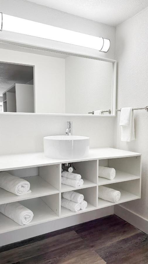 Golden Isles Inn & Suites Брунсуик Екстериор снимка