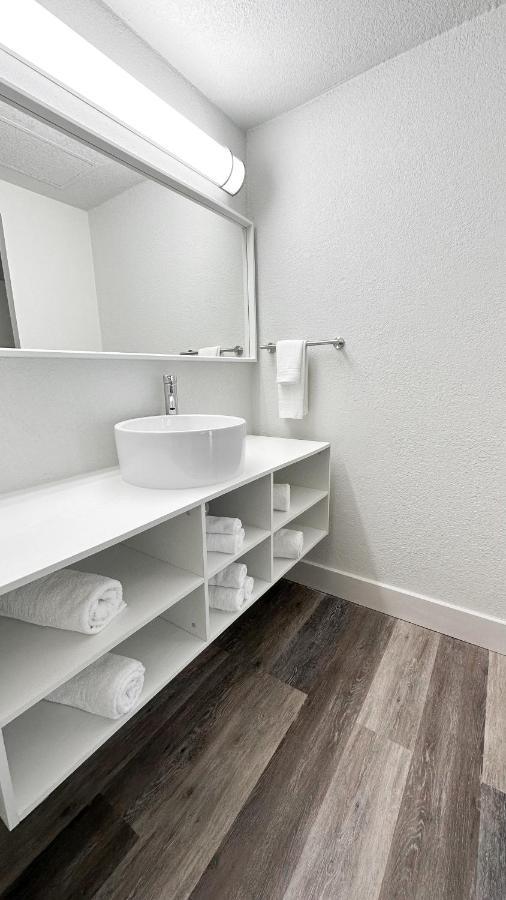 Golden Isles Inn & Suites Брунсуик Екстериор снимка