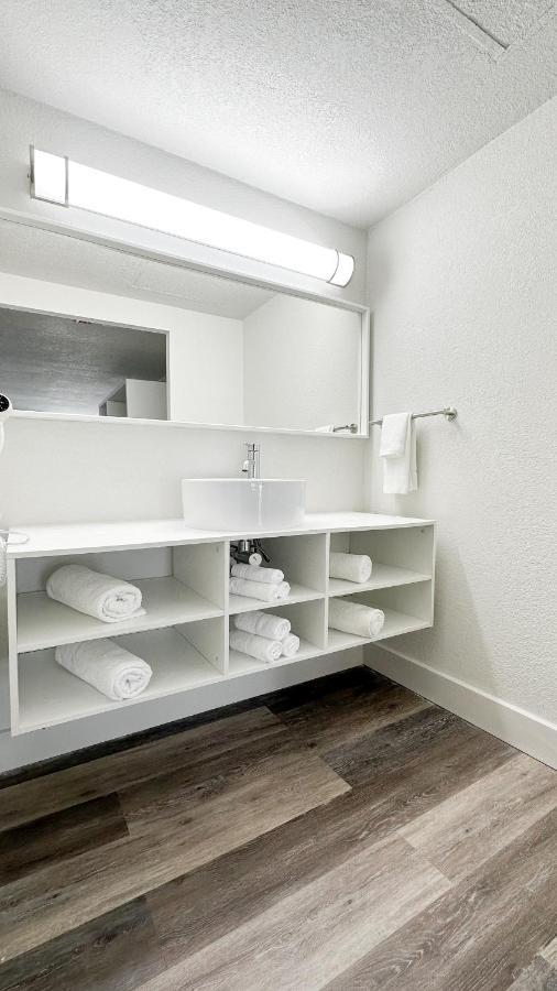 Golden Isles Inn & Suites Брунсуик Екстериор снимка