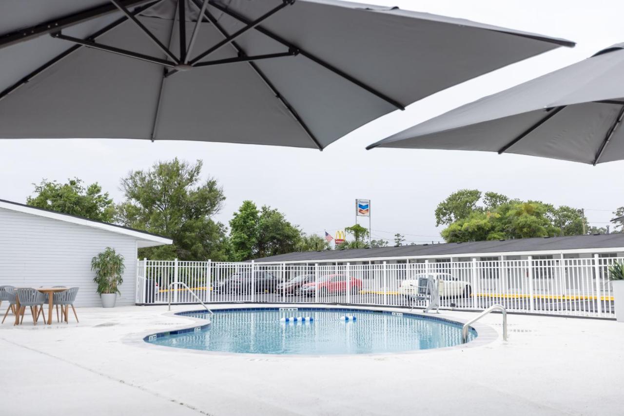 Golden Isles Inn & Suites Брунсуик Екстериор снимка