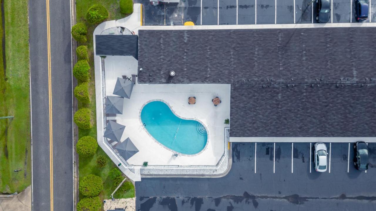 Golden Isles Inn & Suites Брунсуик Екстериор снимка