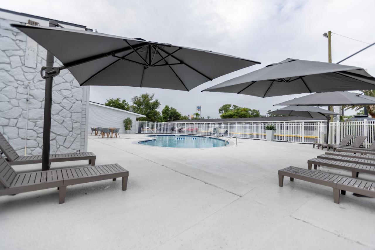 Golden Isles Inn & Suites Брунсуик Екстериор снимка