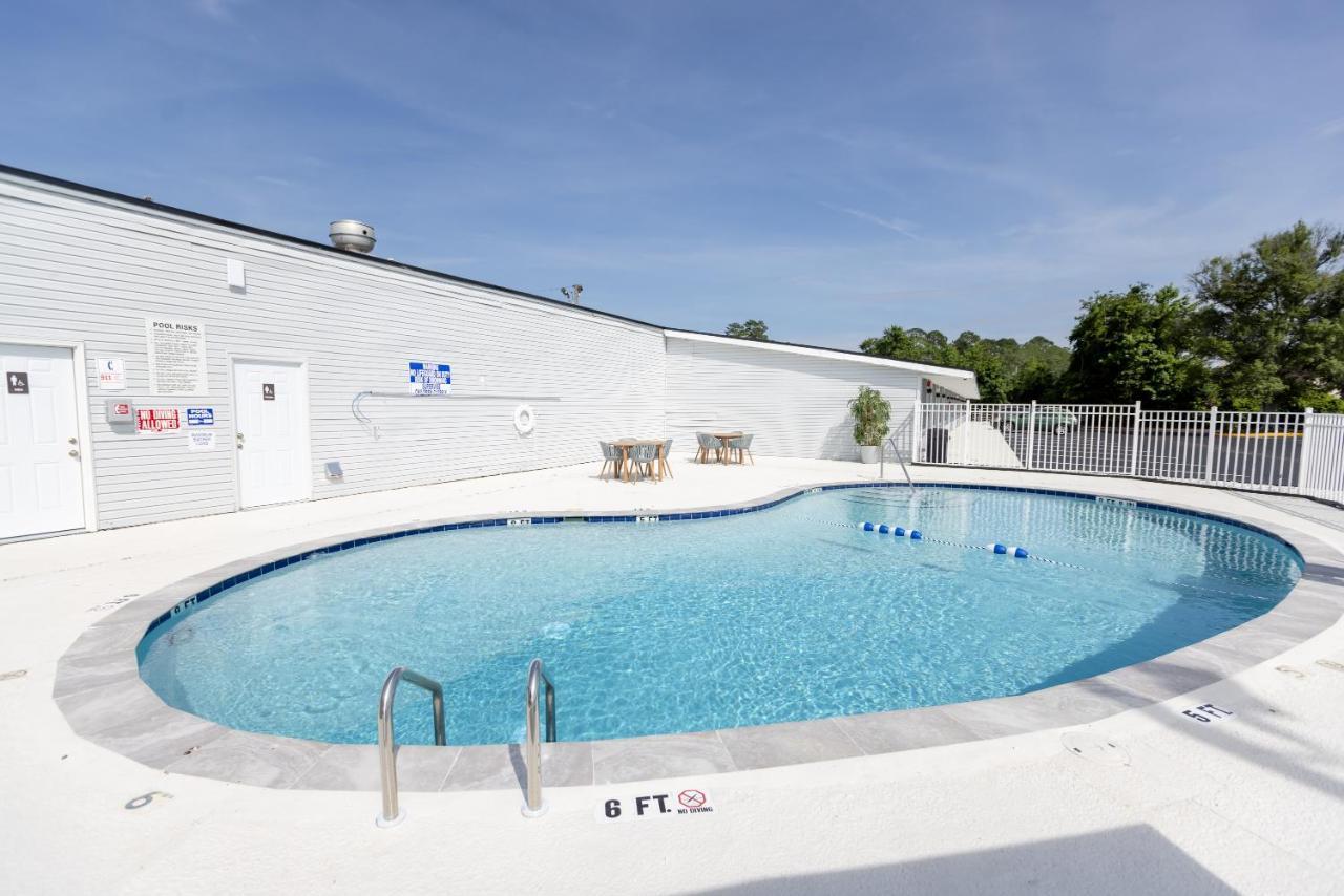 Golden Isles Inn & Suites Брунсуик Екстериор снимка
