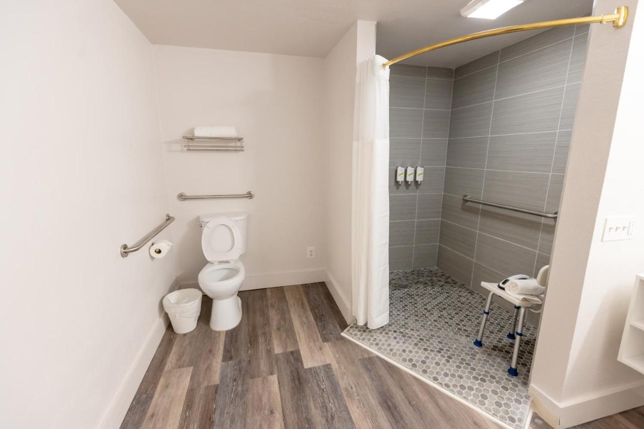 Golden Isles Inn & Suites Брунсуик Екстериор снимка