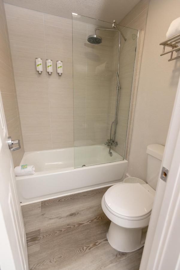 Golden Isles Inn & Suites Брунсуик Екстериор снимка
