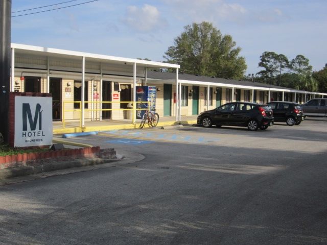 Golden Isles Inn & Suites Брунсуик Екстериор снимка