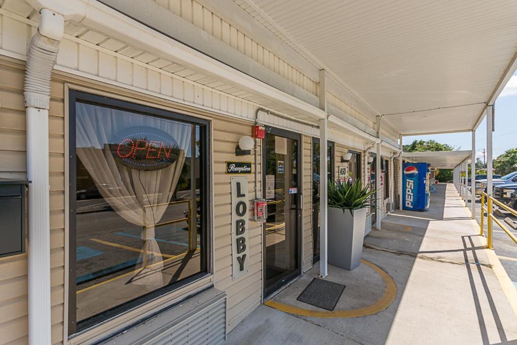 Golden Isles Inn & Suites Брунсуик Екстериор снимка