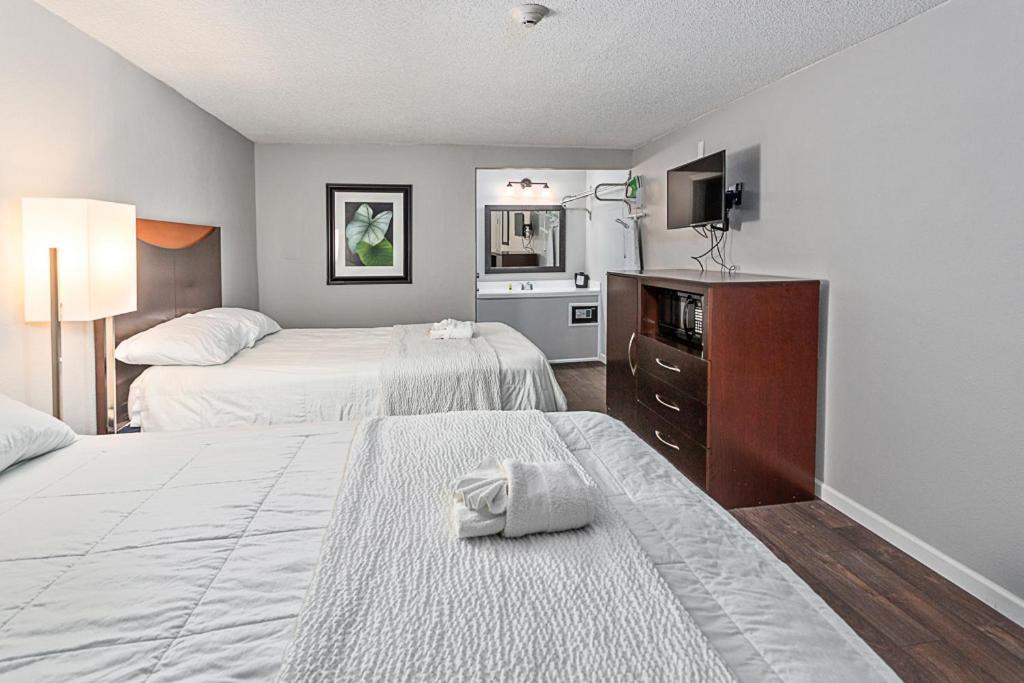 Golden Isles Inn & Suites Брунсуик Екстериор снимка