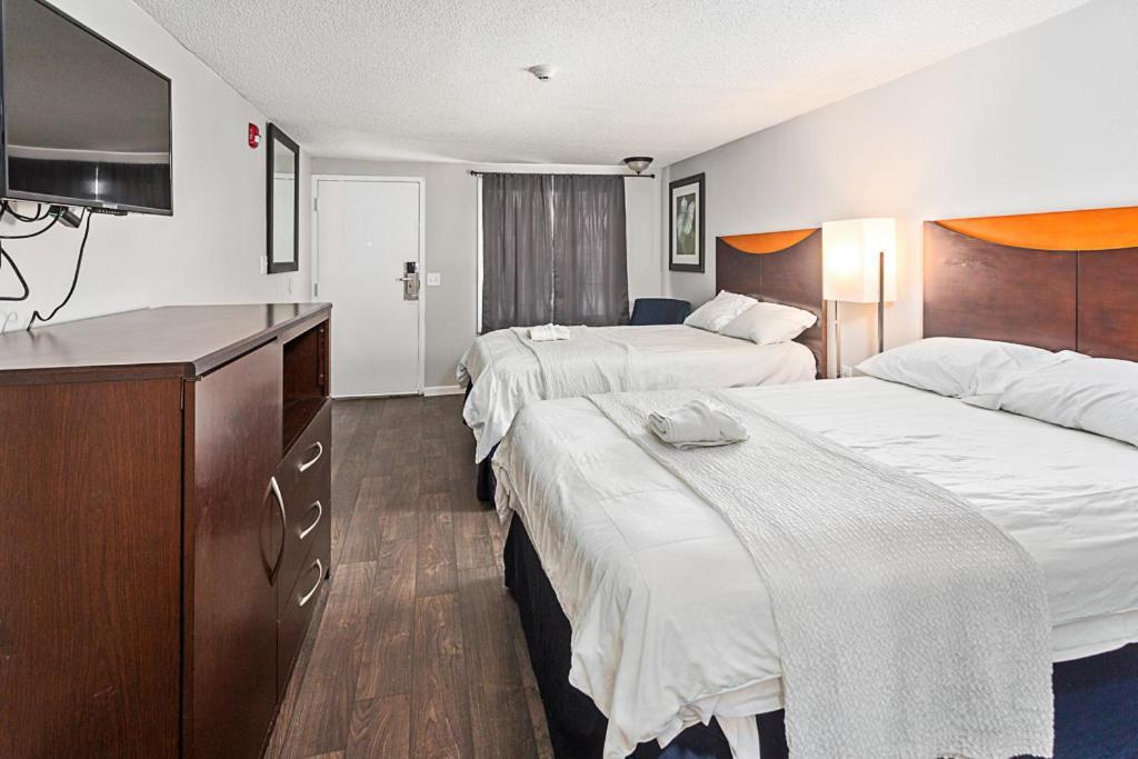 Golden Isles Inn & Suites Брунсуик Екстериор снимка