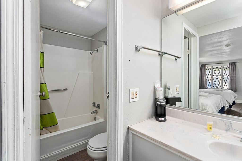 Golden Isles Inn & Suites Брунсуик Екстериор снимка