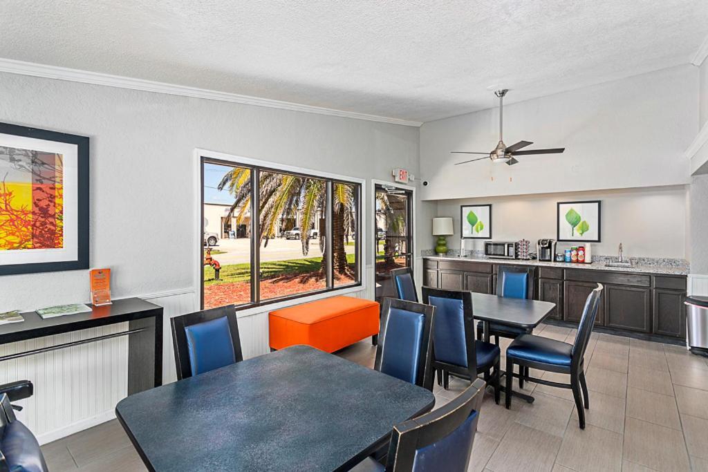 Golden Isles Inn & Suites Брунсуик Екстериор снимка
