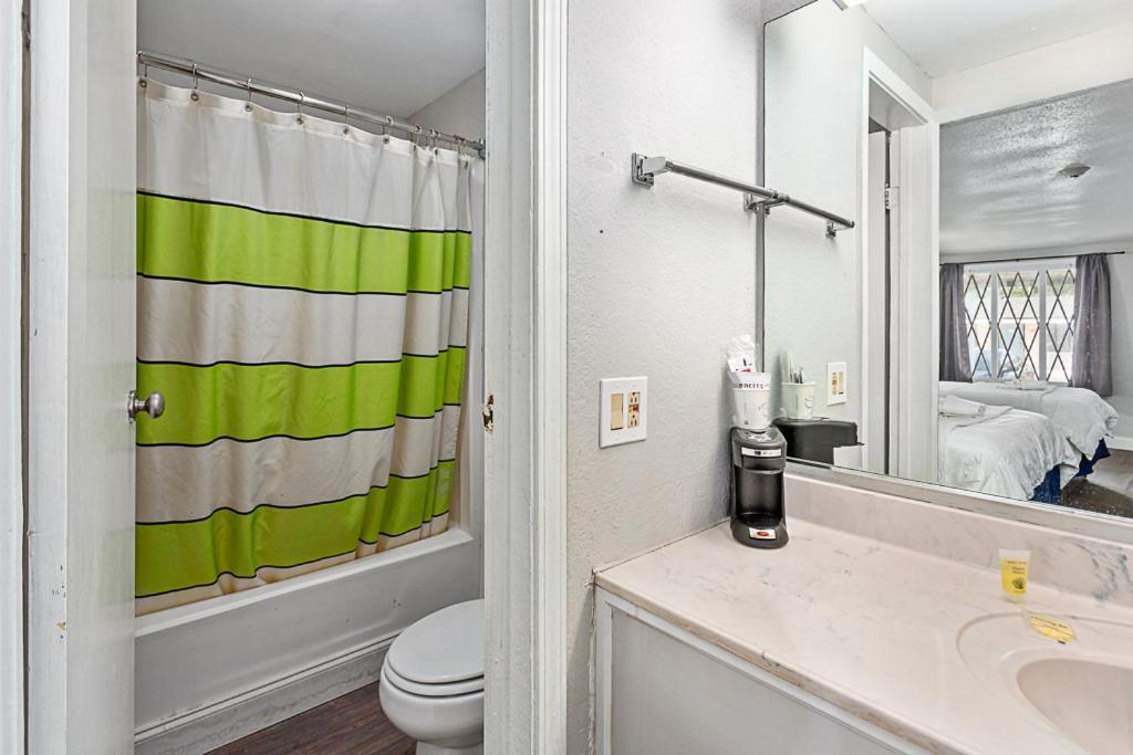 Golden Isles Inn & Suites Брунсуик Екстериор снимка